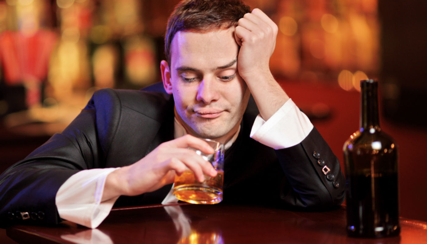 homem-bebendo-sozinho-0217-1400x800